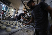 PAM/Ali Jadallah. Une boulangerie soutenue par le PAM à Deir al-Balah reprend une production limitée de pain.