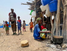 Photo : PAM/Claire Neville Une famille déplacée qui cuisine dans la région d'Afar, en Éthiopie