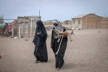 Deux femmes du village d'Al Horaika au Yémen collectent du bois afin de nourrir leur famille. Photo : PAM/ Hebatallah Munassar