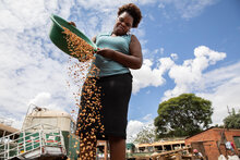 "Au Zimbabwe, Edith Ndebele (37 ans) vanne ses arachides grillées et moulues dans sa petite entreprise de transformation à Bulawayo, au Zimbabwe. Elle gagne sa vie en fabriquant du beurre de cacahuète et participe au projet de résilience urbaine du PAM. © PAM/Samantha Reinders."