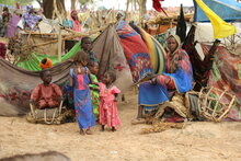 photo : PAM/ Eloge Mbaihondoum. Personnes cherchant à s'abriter à un point d'entrée pour réfugiés situé à 5 km de la frontière tchadienne avec le Soudan. La plupart de ces personnes étaient déjà déplacées dans la région du Darfour.