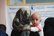 Photo : PAM/Mohammad Hasib Hazinyar. Une mère et sa fille se rendent à la clinique de Bagrami, qui bénéficie du soutien du PAM pour les activités liées à la malnutrition. Elle a amené sa fille souffrant de malnutrition à la clinique pour qu'elle bénéficie du soutien du PAM et d'un supplément nutritionnel. Kaboul, Afghanistan.