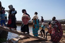 Photo : PAM/Hugh-Rutherford Des familles embarquent sur des bateaux qui les emmèneront vers leur destination finale. Beaucoup de ceux qui traversent la frontière sont des rapatriés sud-soudanais.