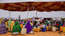 Photo: PAM/Marie Da Sylva. Les participants attendent de recevoir leurs rations alimentaires, leurs semences et leurs kits d'outils, au Tchad.