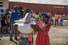 PAM/Tanya Birkbeck. Le PAM a achevé une distribution qui a touché 50 000 personnes à Croix-des-Bouquets, un quartier au nord de la capitale coupé de l'aide humanitaire depuis des années en raison des violences liées aux groupes armés, à Haïti, à Port-au-Prince