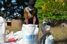 Un bénéficiaire du PAM répartit les denrées alimentaires du PAM lors d'une distribution dans le district de Bindura, au Zimbabwe. Photo : PAM/Tatenda Macheka 