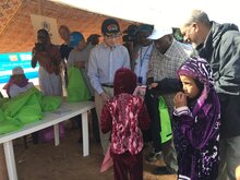 L'UNHCR, le PAM, l'OIM et la Mauritanie accueillent l'ambassadeur du Japon pour sa première visite du camp MBera et des alentours