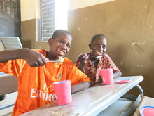 Burkina Faso : Le PAM enrichit ses repas scolaires avec du yaourt produit localement