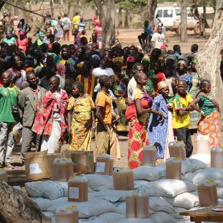 Distribution de denrées alimentaires à Paoua, en République centrafricaine. Crédit photo : PAM/Bruno Djoyo