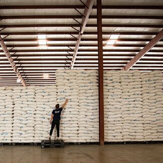 L'entrepôt du PAM à Port-au-Prince avec plus de 2 000 tonnes de nourriture stockées pour les situations d'urgence rapide et pour le programme d'alimentation scolaire.