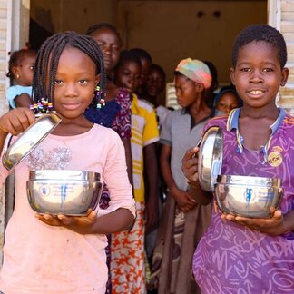 Les écoliers prennent leurs repas scolaires fournis par le PAM