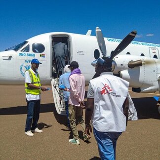 Des passagers embarquent à bord d’un avion du Service aérien d’aide humanitaire des Nations Unies (UNHAS), qui constitue un moyen d’accès vital aux communautés isolées et difficiles d’accès.