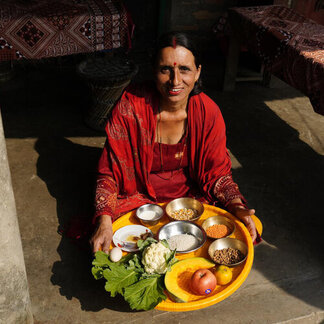 Une femme expose les plats qu’elle a préparés