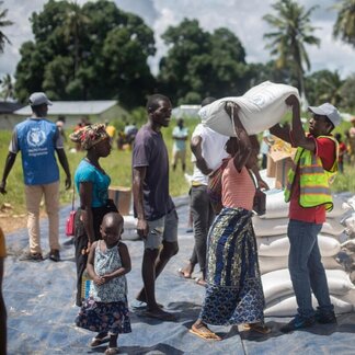 Une communauté du district de Mocimboa de Praia se rassemble pour recevoir une aide alimentaire après que les distributions aient été retardées en raison des fortes pluies et des dommages causés aux infrastructures par El Niño.