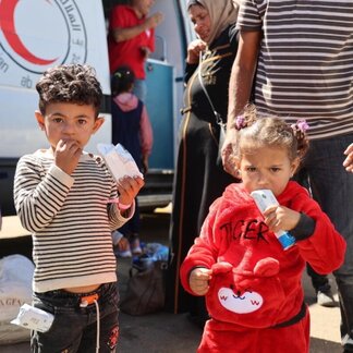 Deux enfants mangent leurs collations du PAM