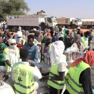 Des réfugiés soudanais viennent chercher des denrées alimentaires dans un centre de distribution du PAM à Adré. Photo :  PAM /Petroc Wilson