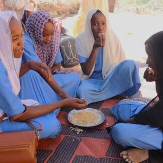Des élèves dégustent un repas dans une école soutenue par le PAM. Photo : PAM /Petroc Wilson