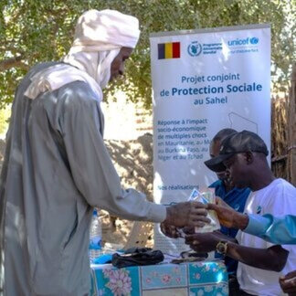 Une distribution de l’assistance alimentaire sous forme de transferts monétaires à Mao. Photo: PAM / Aristide Dingamdoum