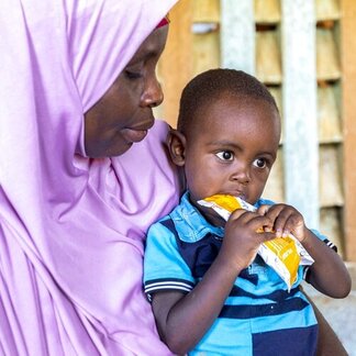 Salamatou, une femme de 32 ans, et son fils de 20 mois, Moubarak, soignés pour malnutrition à Tahoua. Photo : PAM/Abdoul Rafick Gaissa Chaibou