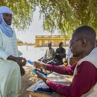 Idrissa Bazou, une personne déplacée, reçoit des transferts monétaires pour subvenir aux besoins de sa famille à Bagaroua, dans la région de Tahoua. Photo : PAM/Abdoul Rafick Gaissa Chaibou