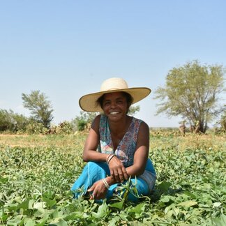 Une femme dans son champ