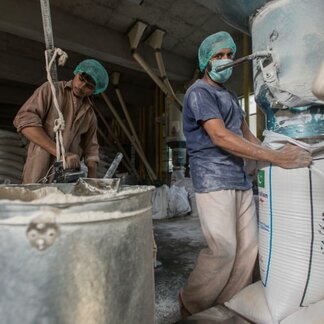 Deux hommes travaillant dans une usine de transformation. Photo: PAM/Rein Skullerud