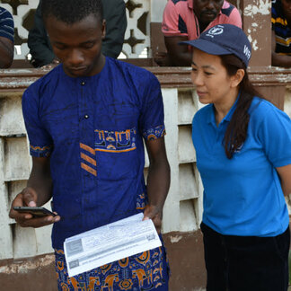 Le personnel du PAM et un bénéficiaire au Bénin sont en pleine interaction