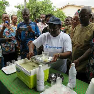 Le personnel du PAM sert des repas riches en nutriments pour lutter contre la malnutrition au Bénin
