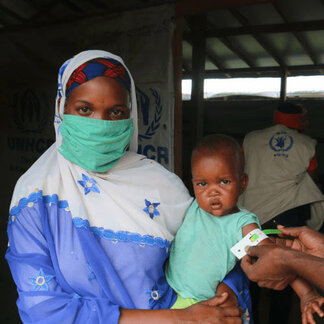 Femme et son enfant dans un centre de prévention et de traitement de la malnutrition au Cameroun, soutenu par le PAM