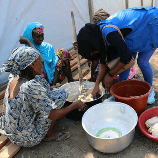 Femmes cuisinant des produits alimentaires distribués par le PAM au Cameroun