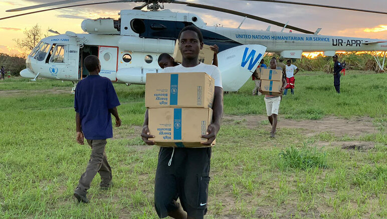 Le 21 mars 2019, après le passage du cyclone Idai, l'hélicoptère du PAM atteint Guaraguara, au Mozambique, avec un chargement de biscuits à haute teneur énergétique. PAM/Deborah Nguyen