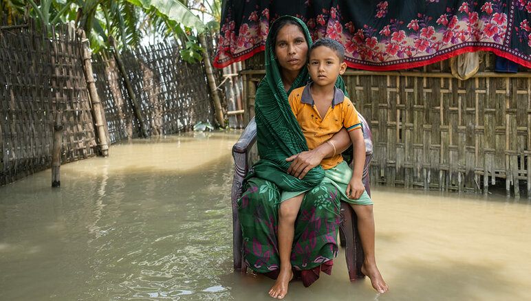 Les fortes pluies de mousson ont inondé les districts du nord et du nord-est du Bangladesh en juillet 2020. Les eaux de crue ont inondé la maison de Sayema et il lui est très difficile de mener une vie normale. Elle et sa famille souffrent de pénuries alimentaires. Le Programme alimentaire mondial offre une aide en espèces à près de 6 000 familles de Kurigram qui sont les plus vulnérables et qui ont besoin d'aide. PAM/Mehedi Rahman